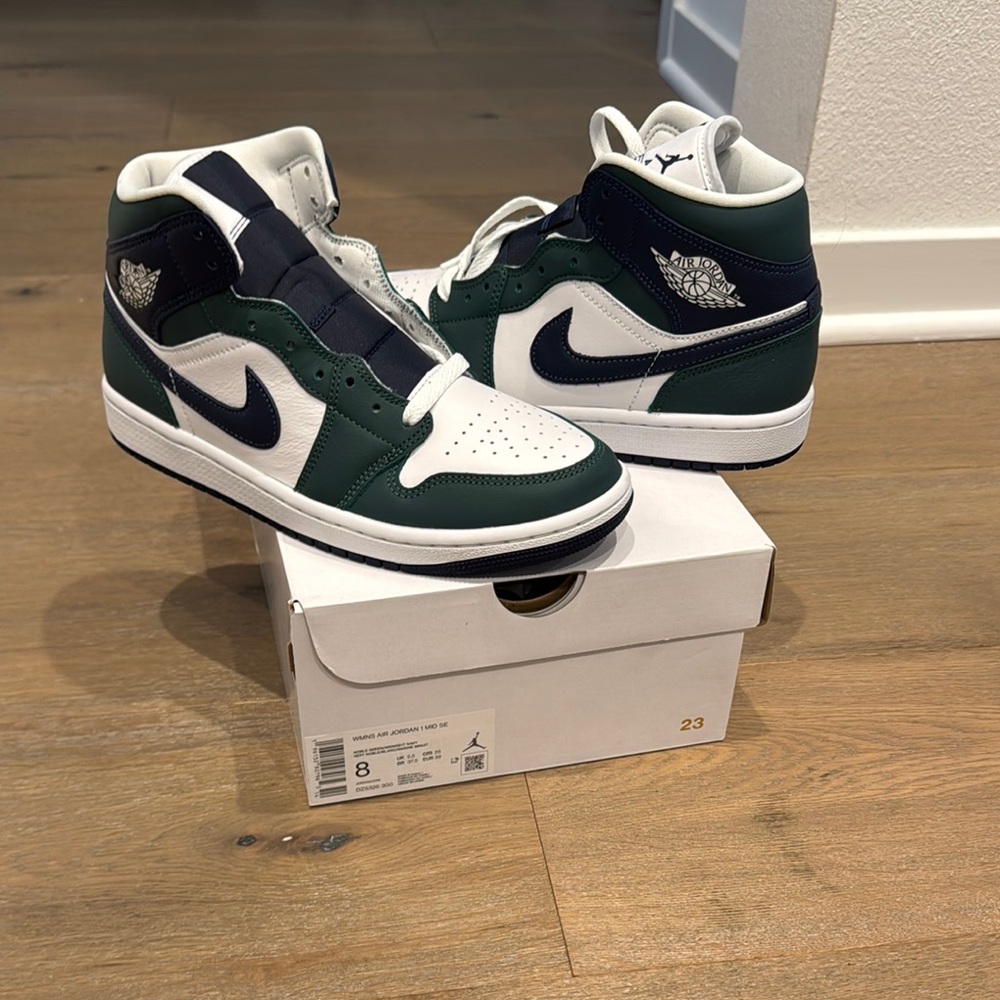 Nike Jordan Women’s Air Jordan 1 Mid SE Noble Green/Midnight Navy